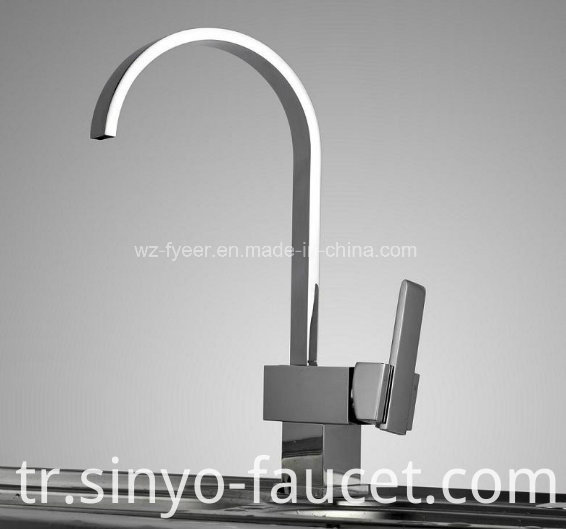 Oblate Goose Neck Kitchen Sink Water Mixer Faucet (QH0721)